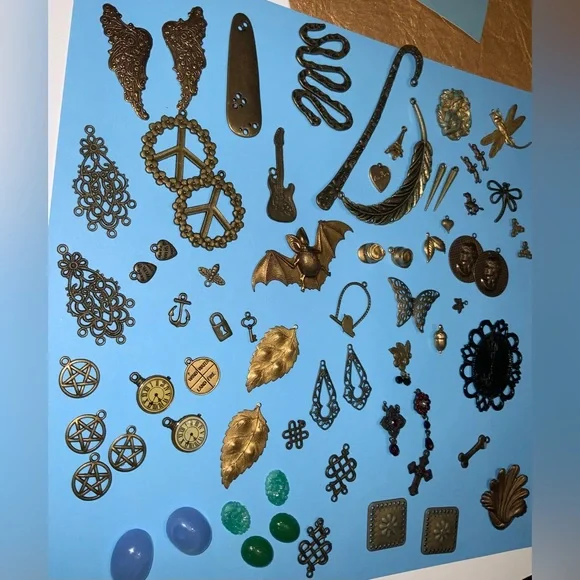 Huge Assorted Lot of Gold and Antique Bronze Pendant & Charms Collection - Lot 1 - Picture 16 of 16